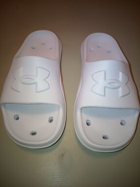 BNWT UNDER ARMOR SLIDES